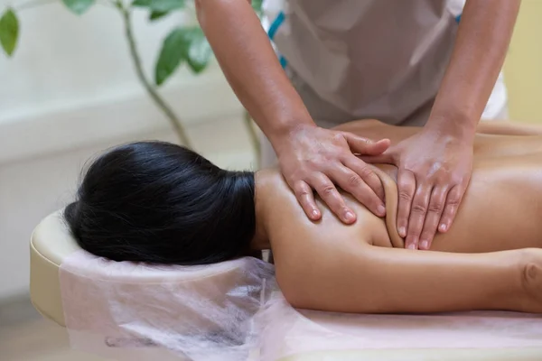 Mulher Caucasiana Recebendo Uma Massagem Nas Costas Salão Spa Conceito — Fotografia de Stock
