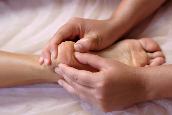 Voetmassage in de spa salon in spa salon — Stockfoto