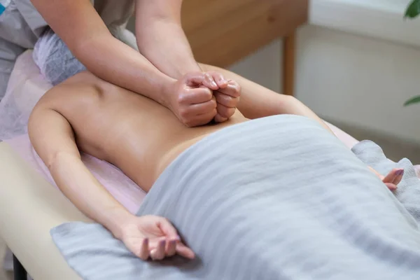Mulher branca recebendo uma massagem na coluna vertebral no salão de spa — Fotografia de Stock