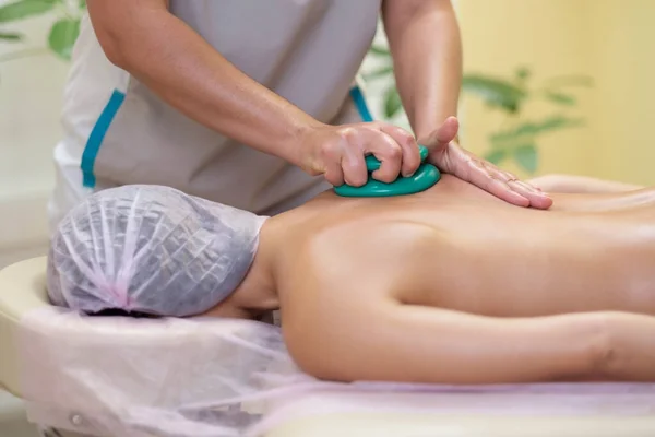 Massagista massagista massagista jovem. Massagem a vácuo — Fotografia de Stock