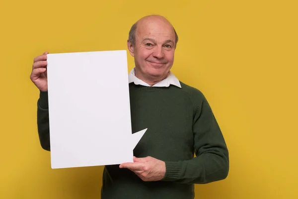 Senior Kaukasischer Mann Mit Leerem Plakat Gelber Wand — Stockfoto