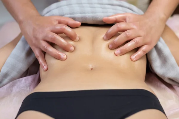 Mulher Jovem Caucasiana Com Massagem Estomacal Spa Resort — Fotografia de Stock