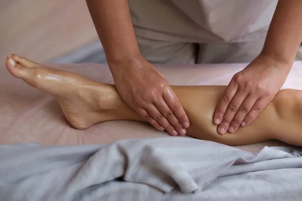 Mulher Branca Recebendo Uma Massagem Nas Pernas Terapia Spa — Fotografia de Stock