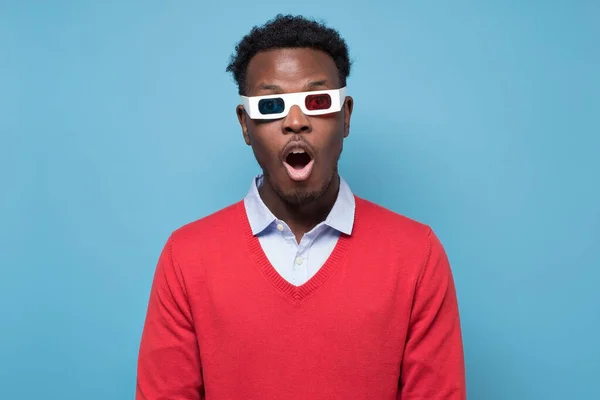 Afričan ve 3D brýlích je překvapen sledováním zajímavého filmu na plátně — Stock fotografie
