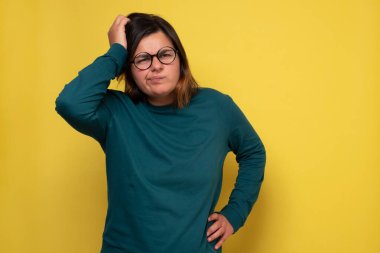 Gözlüklü, düşünceli, beyaz bir kadın..