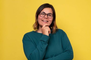 Yüzünde mutlu ve serin bir gülümseme olan güzel bir kadın..