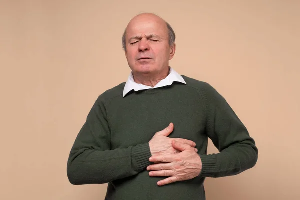 Starszy mężczyzna z bólem w klatce piersiowej mający atak serca. — Zdjęcie stockowe