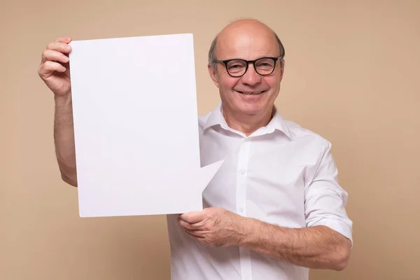 Högre latinamerikan i glasögon håller en tom skylt — Stockfoto