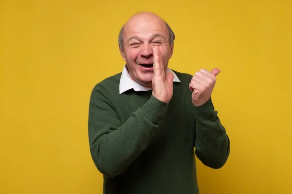 Hombre mayor hispano cubriendo boca contando rumores secretos — Foto de Stock