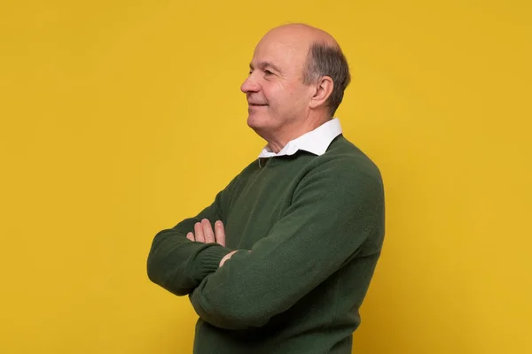 Hombre mayor sonriente mirando a un lado confiado. — Foto de Stock