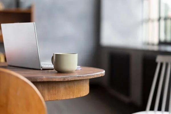 Meja kantor. Tempat kerja kosong selama coffee break. — Stok Foto