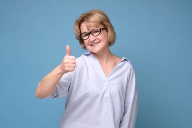 Üst düzey beyaz kadın olumlu jestler yapmayı onaylıyor.