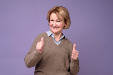 Üst düzey beyaz kadın olumlu jestler yapmayı onaylıyor.