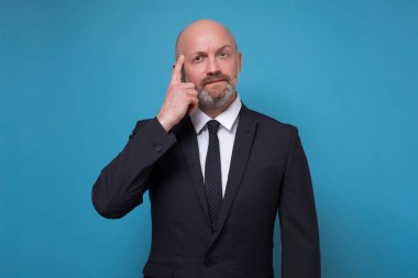 Olgun bir adam zor kararlar vermek zorundadır. Sorununu çözmek için çabalamalı..