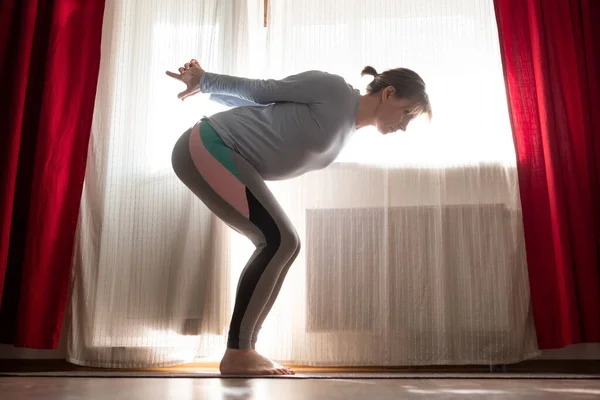 Esportivo ajuste jovem mulher trabalhando fora, fazendo pose cadeira, utkatasana — Fotografia de Stock