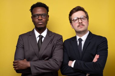 İki yakışıklı Afrikalı ve Kafkasyalı