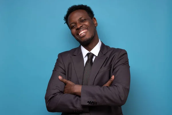 Hombre de negocios afroamericano en traje con los brazos cruzados. —  Fotos de Stock