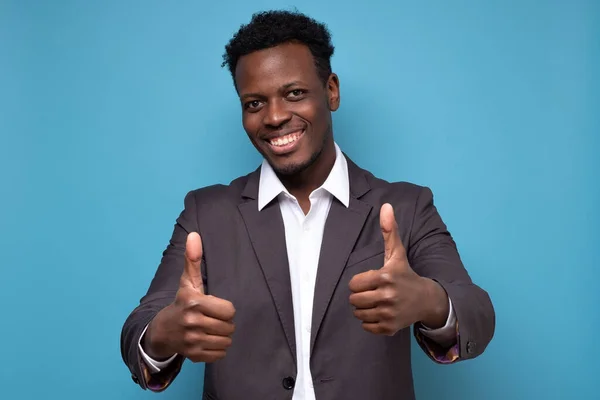 Молодий африканський бізнесмен показує великий палець схвалення вашого вибору . — стокове фото