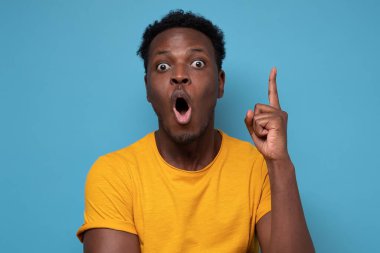 Genç Afrikalı bir adam parmağıyla işaret ederek başlamak için harika bir fikir buldu.