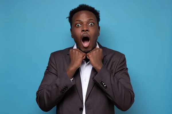Африканський чоловік кричить від шоку, широко відкриваючи рота, відчуваючи стрес. — стокове фото