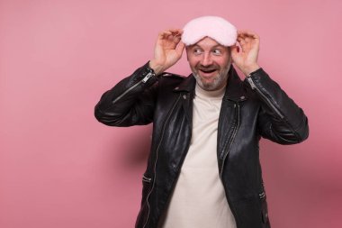 Traşsız komik adam uyku maskesi takıyor. Partiden sonra uyumak istiyor.