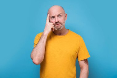 Olgun bir adam zor kararlar vermek zorundadır. Sorununu çözmek için çabalamalı..