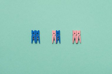 Mavi ve pembe mandallar birbirine aşık çiftleri temsil ediyor..