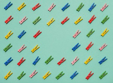 Renkli arka planda küçük ahşap tokalar.