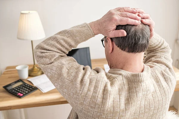 Man orolig för räkningar hålla händerna på huvudet stressas med skulder. — Stockfoto