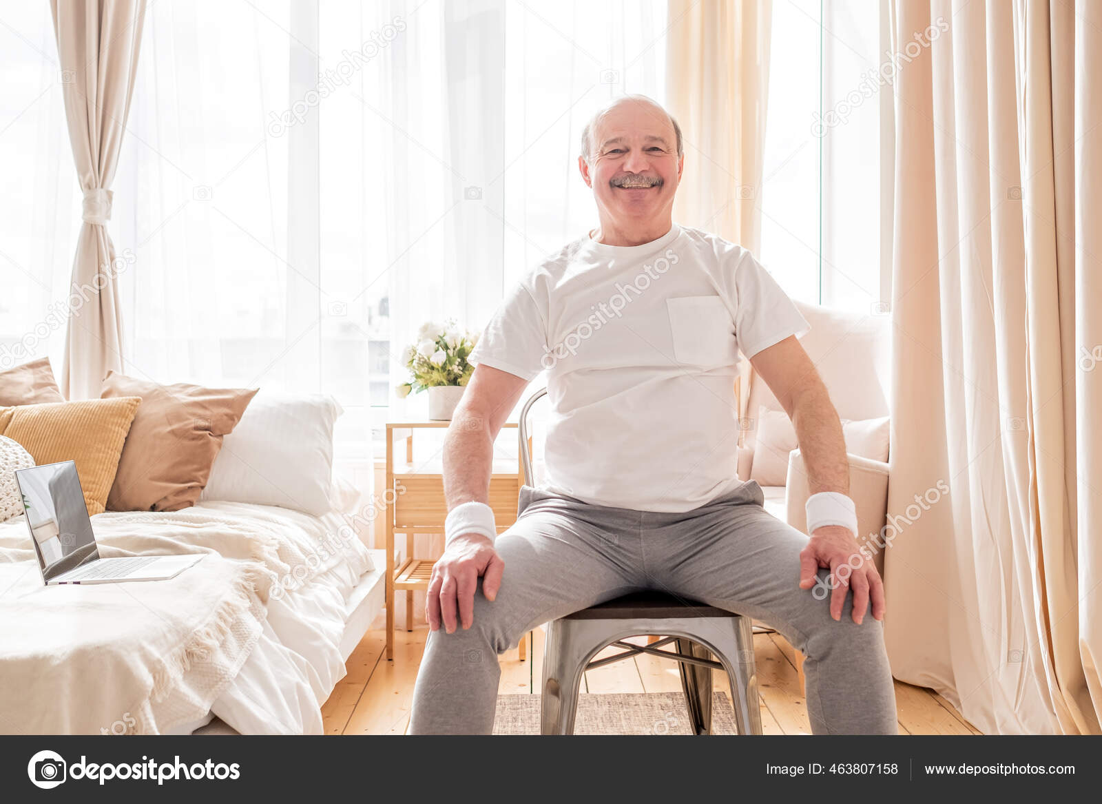 Onenigheid Manier welvaart Elderly man wearing sport clothing sitting on chair ready for online yoga  lesson Stock Photo by ©Koldunov 463807158