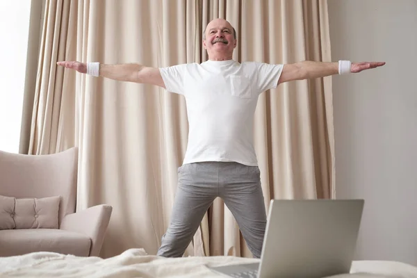 Retrato de um homem sênior sorridente em sportswear em pé no ioga asana — Fotografia de Stock