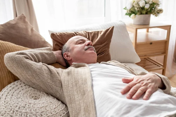 Hombre mayor dormido en la cama en casa siesta después del desayuno —  Fotos de Stock