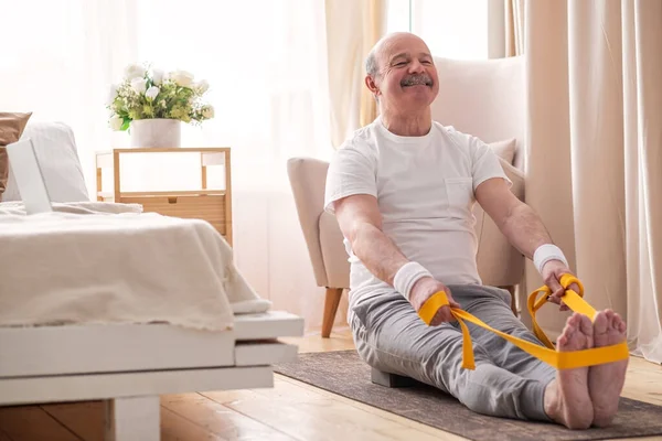 Älterer Mann sitzt in Paschimottanasana oder Intensive Dorsal Stretch Pose — Stockfoto