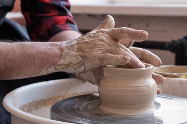 Roda de oleiro e mãos de artesão fazendo um jarro — Fotografia de Stock