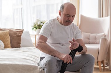 Acıyı dindirmek için bileğini esneten bandaj rulosu.