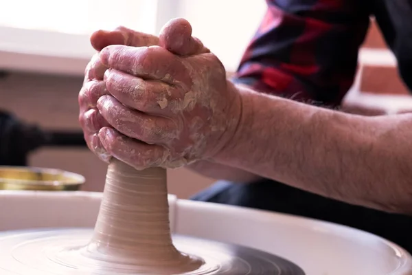 Roda de oleiro e mãos de artesão fazendo um jarro — Fotografia de Stock