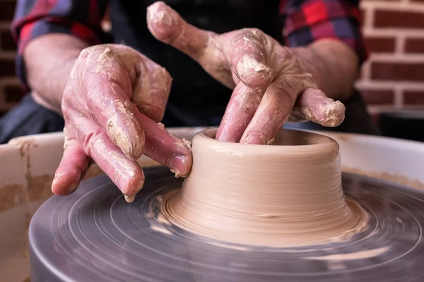 Roda de oleiro e mãos de artesão fazendo um jarro — Fotografia de Stock