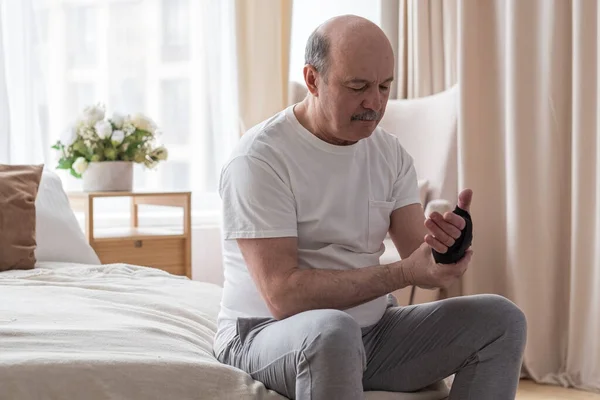 Rulla bandage för sträckt handled för smärtlindring — Stockfoto