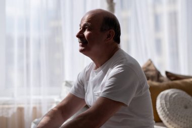 Üst düzey Kafkasyalı erkekler yoga yapıyor. Asana çakravakasana, kuş pozu.