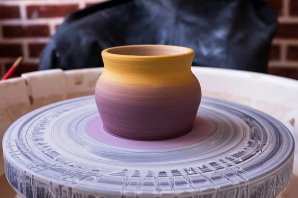 Vista de perto em apenas feito de cerâmica na roda de oleiro. — Fotografia de Stock