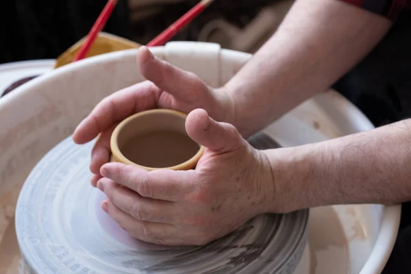 Rueda de alfarero y manos de artesano haciendo una jarra — Foto de Stock