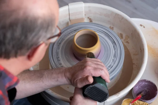 Pote cerâmico de secagem de oleiro macho com secador especial na oficina de cerâmica. — Fotografia de Stock