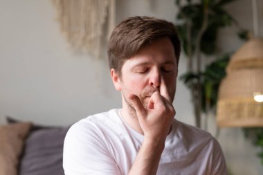 Kafkasyalı olgun bir adam yoga yapıyor, Alternatif Burun Solunumu yapıyor.