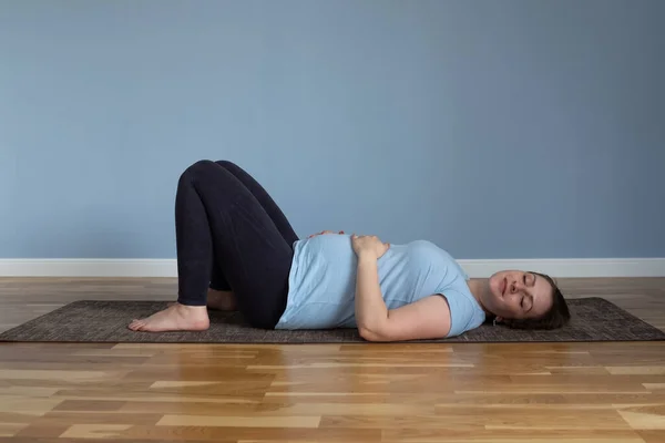 Hamile kadın Shavasana 'da yatıyor, antrenmandan sonra dinleniyor, meditasyon yapıyor. — Stok fotoğraf