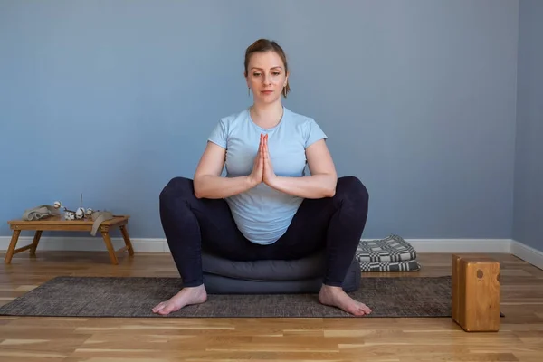 Hamile yogacı kadın evde yoga yapıyor.. — Stok fotoğraf