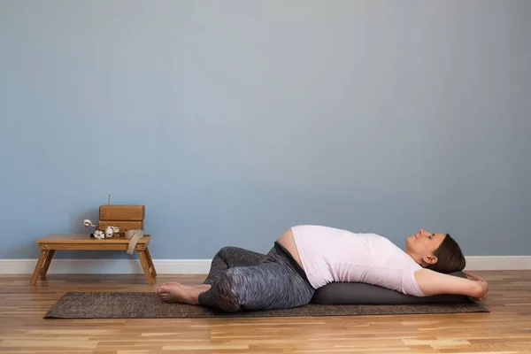 Yaslanmış Kelebek egzersizinde yoga yapan hamile bir kadın. — Stok fotoğraf