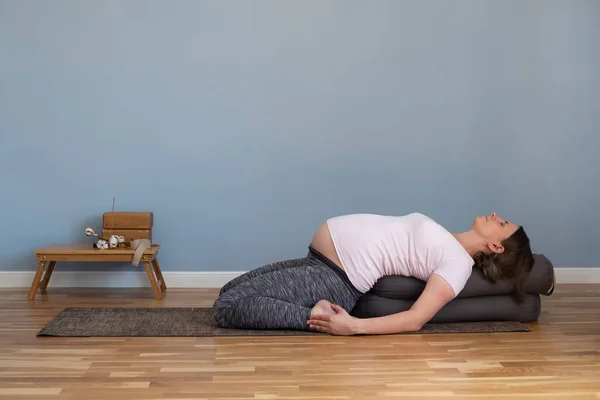 Hamile kadın, yoga yapıyor. Virasana egzersizinde. — Stok fotoğraf