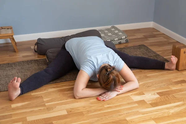 Hamile kadın oturarak egzersiz yapıyor, Upavishtha Konasana. — Stok fotoğraf