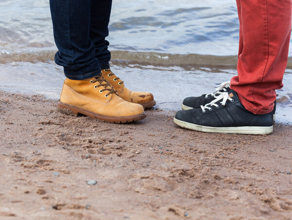 Встреча двух друзей на пляже
