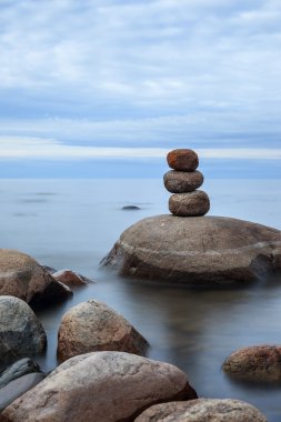 Sakin bulutlu havalarda Ladoga Gölü